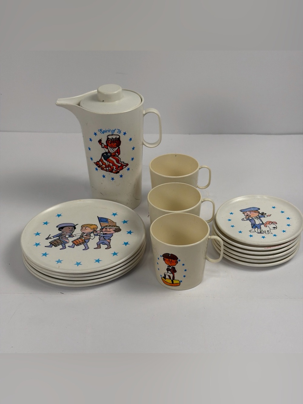 Vintage CHILTON Spirit of 76 Play Dishes plates, pitcher Cups Plastic Children